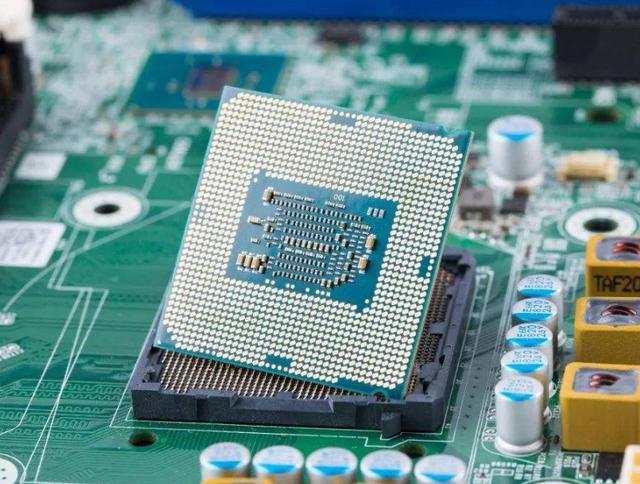 为啥美国能“打压”华为？除了芯片、5G通信技术，华为还差什么？