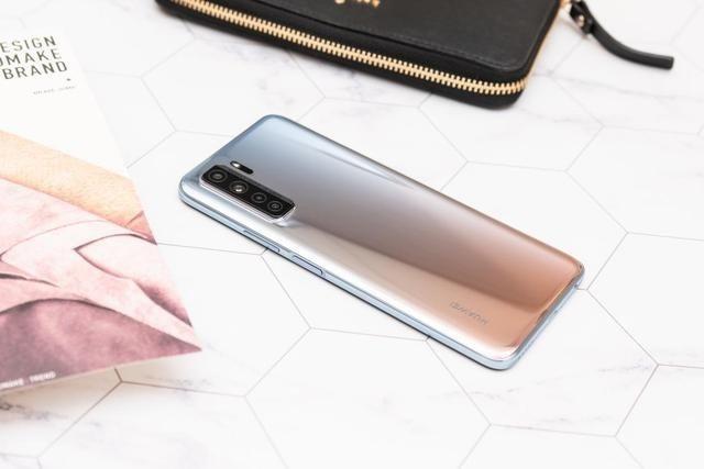 不到两个月降至2299元，麒麟820＋128GB，华为5G新机无奈让路