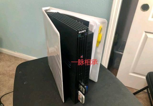 玩家热议索尼PS5主机造型 对比隔壁是在好看多了