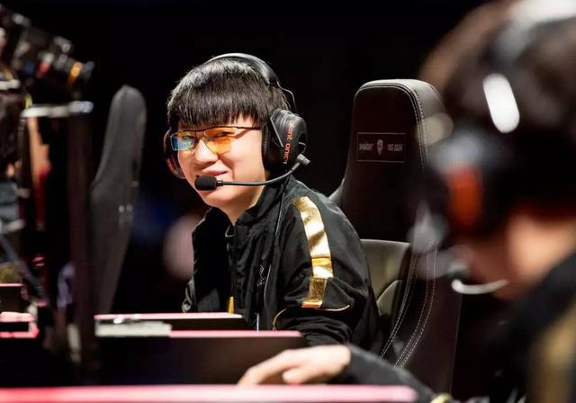 小虎也臭美？Letme：有次出场馆的时候男粉喊小虎好帅，小虎猛笑