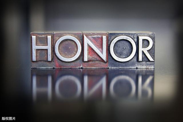 对比今年主要旗舰机在Pro版和正常版配置差异，小米10真的很良心