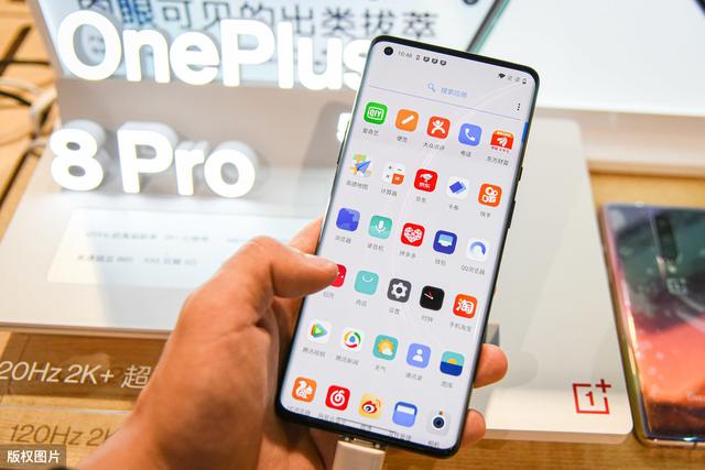 对比今年主要旗舰机在Pro版和正常版配置差异，小米10真的很良心