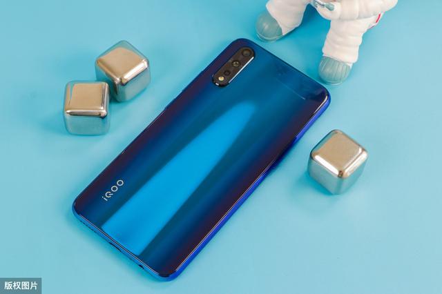 iPhone SE对iQOONeo3 谁是真正的缩水旗舰王？