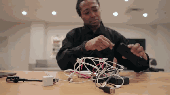 带上 6 合 1 军规数据线，出门再没充电难题，还能「偷」电