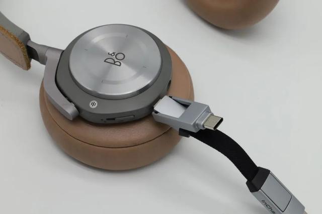 带上 6 合 1 军规数据线，出门再没充电难题，还能「偷」电