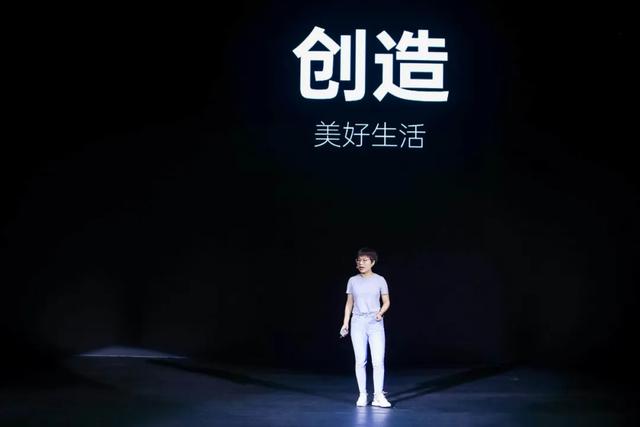 现在的无叶风扇，都能戴到脖子上了