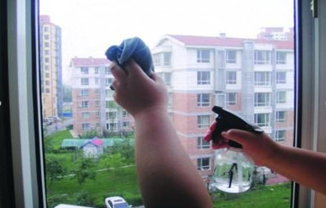 纱窗清洁很麻烦，其实需要对症下药，轻松把灰尘弄干净，真干净