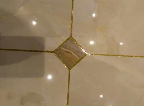 给瓷砖填缝，是选美缝剂还是勾缝剂？装修师傅提醒：两者差别很大