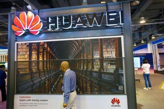 iphone十年一剑重定义，华为遭变相“封喉”，鸿蒙系统现世