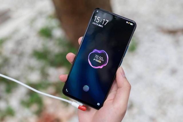 iQOO又一款新机曝光，高刷新率＋超大电池，你想要的它都有