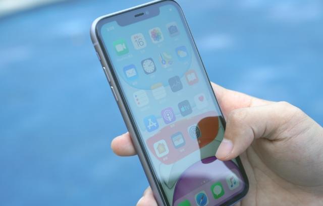 苹果扛不住了，iPhone11一夜跌至“小米价”，但我劝你别入手了