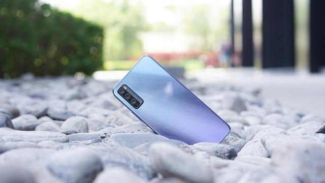 星河银与玻璃机身的绝美碰撞!华为畅享20Pro开售：俘获年轻人的心