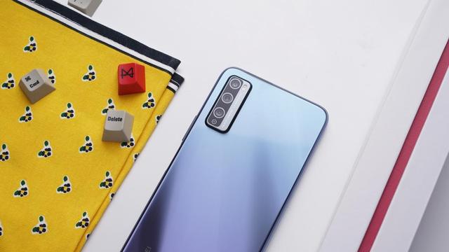 星河银与玻璃机身的绝美碰撞!华为畅享20Pro开售：俘获年轻人的心