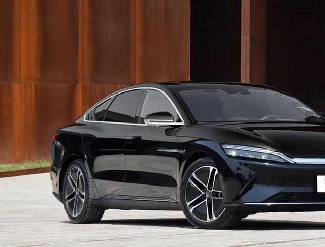 王传福豁出去了，新车比奥迪A7酷炫，零百3.9S+四驱，配真皮沙发