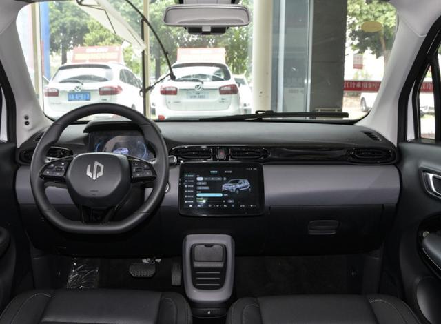 微型车再添“新将”，全新零跑T03登场，配双液晶大屏，6.58万起