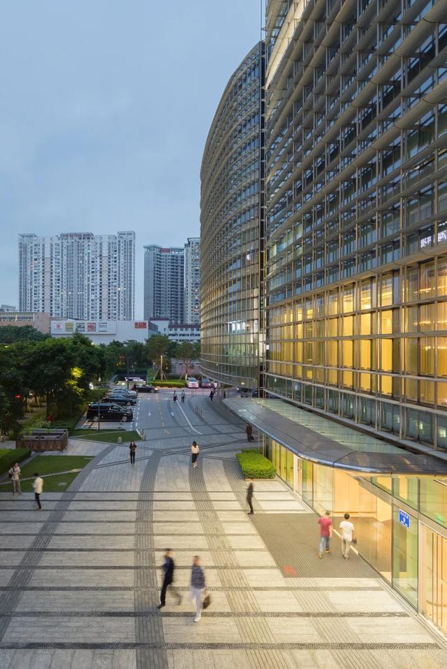 高300米，深圳南山区地标性摩天楼——中洲控股金融中心