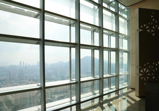 高300米，深圳南山区地标性摩天楼——中洲控股金融中心