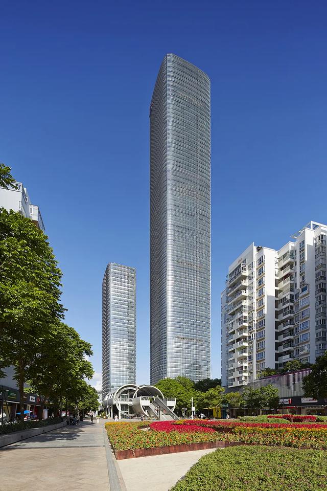 高300米，深圳南山区地标性摩天楼——中洲控股金融中心