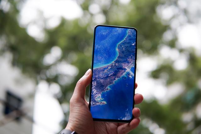 卢伟冰爆发了，长焦微距+4700mAh+5G仅2999，网友表示太香了！