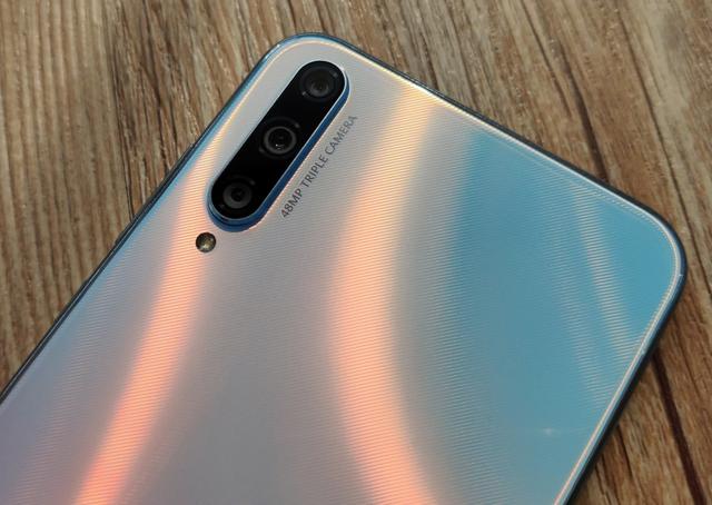 荣耀20青春版评测：颜值高拍照好 小仙女换机首选