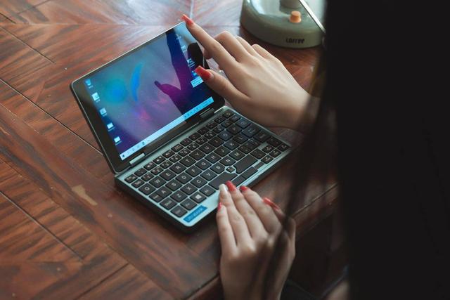 MacBook 遭遇大对手？厚重本迎来转机，还要苹果本作甚？