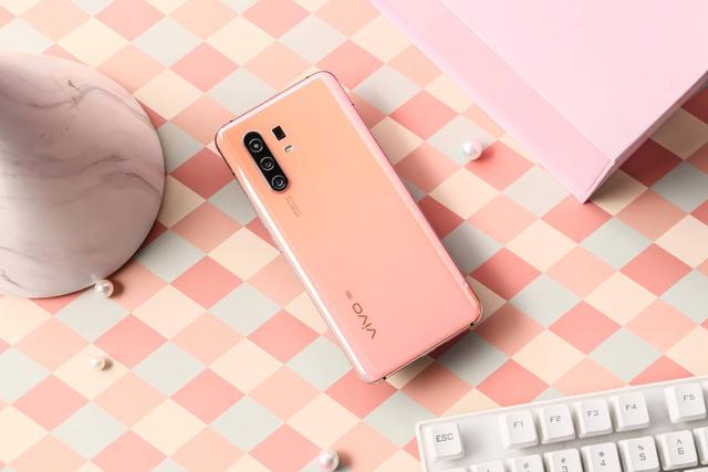 vivo X30 Pro表现如何？实力均衡无短板，影像表现让人爱不释手