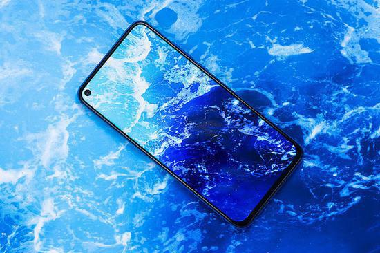 性价比最高的荣耀旗舰！从3199跌至1999，麒麟980+8GB，值得买？