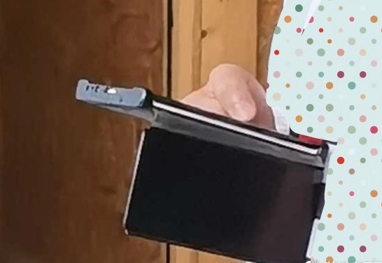 华为Mate40Pro现身地铁站，双立体扬声器+实体按键回归