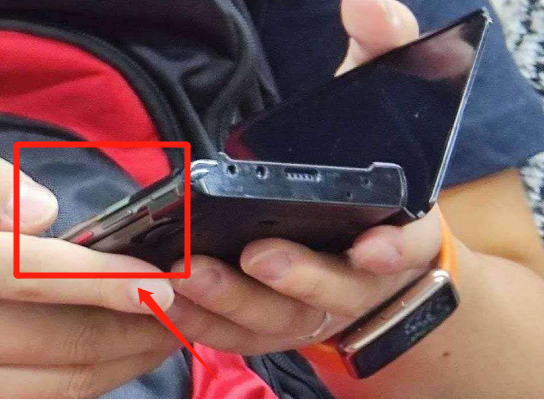 华为Mate40Pro现身地铁站，双立体扬声器+实体按键回归