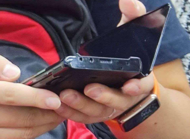 华为Mate40Pro现身地铁站，双立体扬声器+实体按键回归