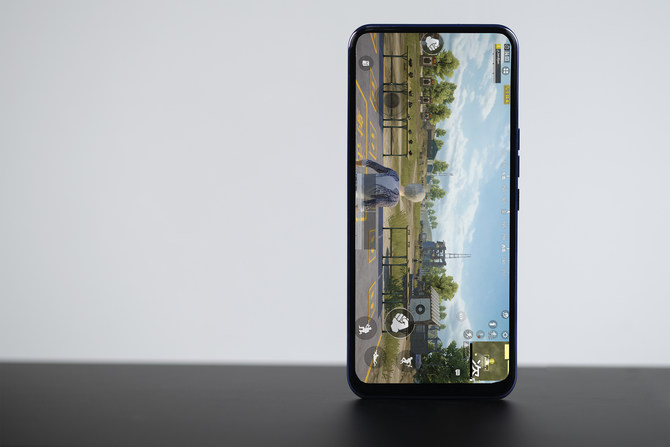 开创时代意义的全球首发屏下摄像手机 中兴Axon 20评测