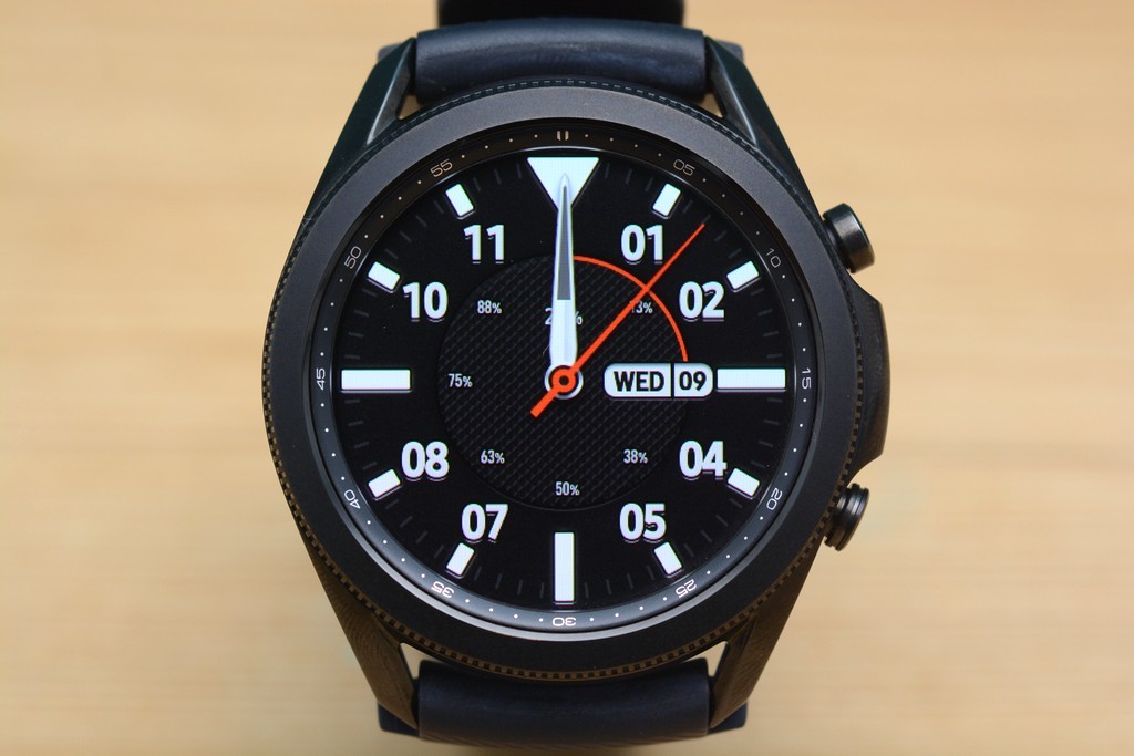 三星Galaxy Watch3开箱:旋转大表圈、屏幕依旧亮眼