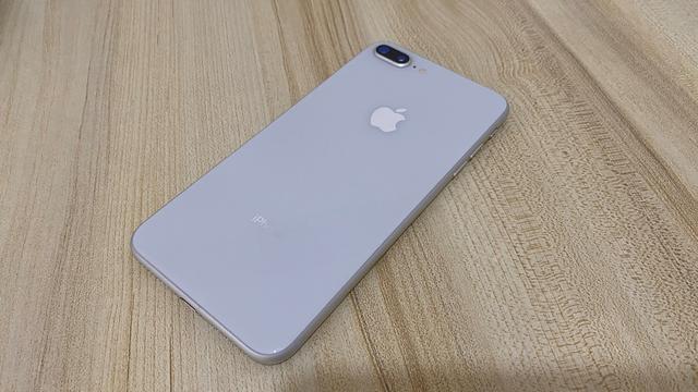 果粉烦恼:iPhone12何时发?男友急需我的苹果8P