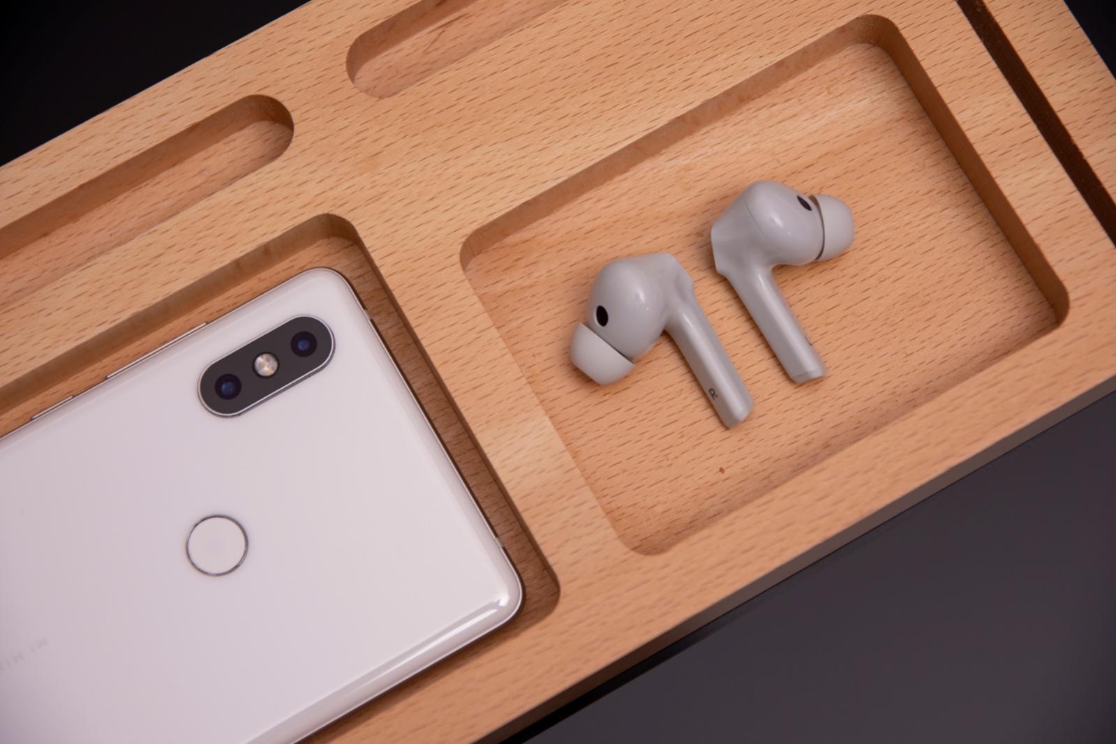 充满未来感的飞智银狐T1蓝牙耳机，打造听声辨位手游外设神器