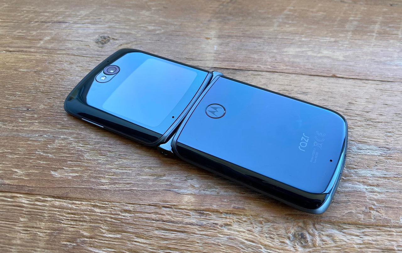 高端拼细节，摩托罗拉教科书级示范，Razr 5G拆解见证高端