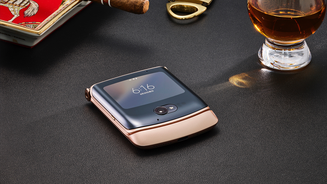 工业设计巅峰，Motorola Razr 5G详解，风采依旧