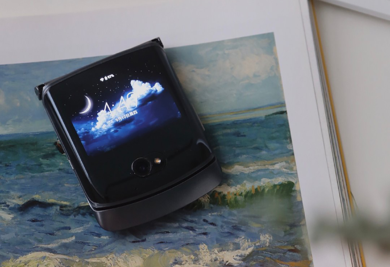 摩托罗拉开启折叠屏新时代，Razr 5G火爆开售，加价也难求