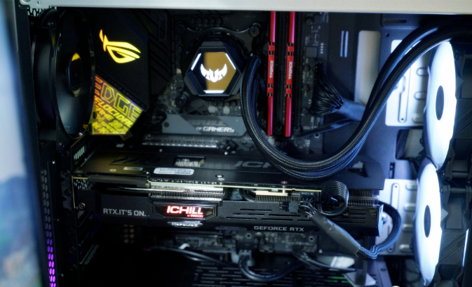 电竞特工硬核风范，华硕破冰手240水冷散热器展现强悍散热实力