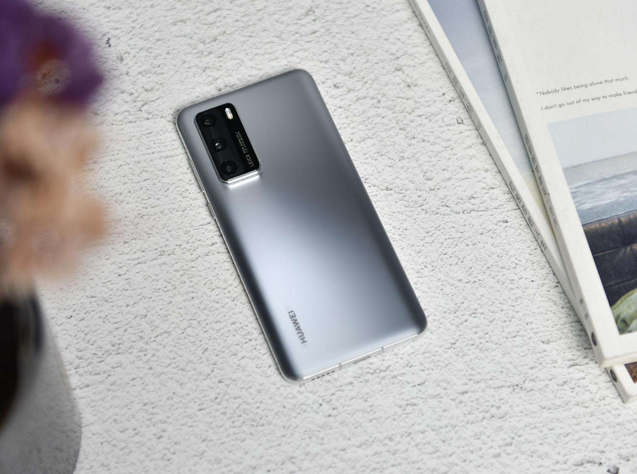 华为P40系列手感还不错，流畅程度是可以的，配色也还行