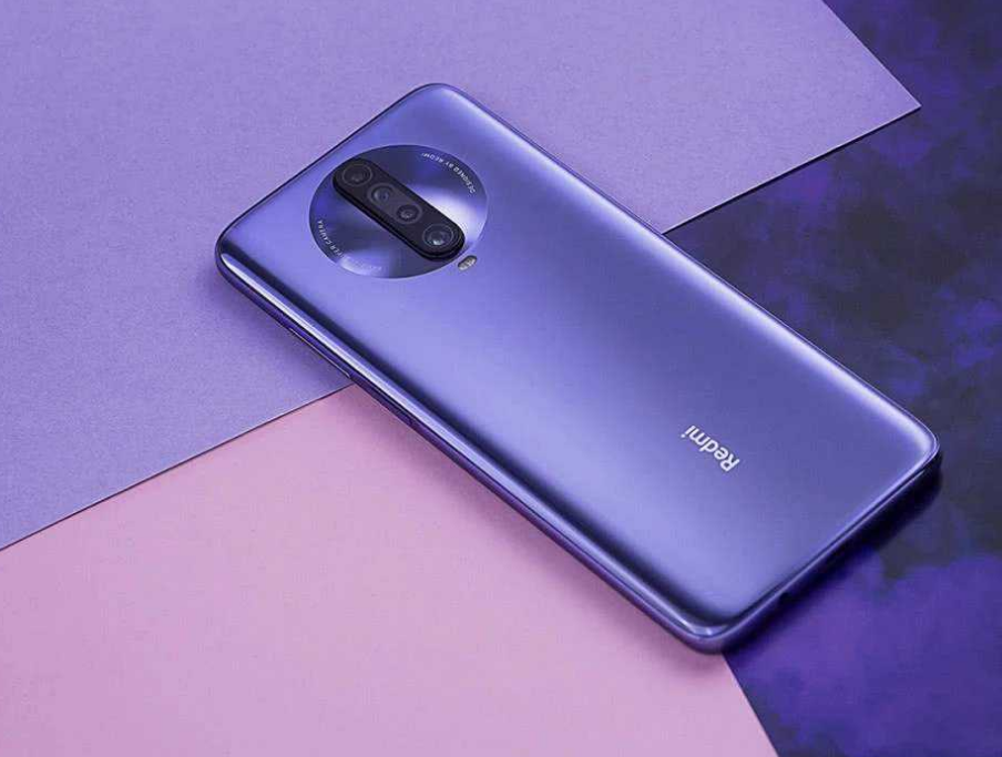 红米k30至尊纪念版屏幕很大，显示很细腻，震感强烈