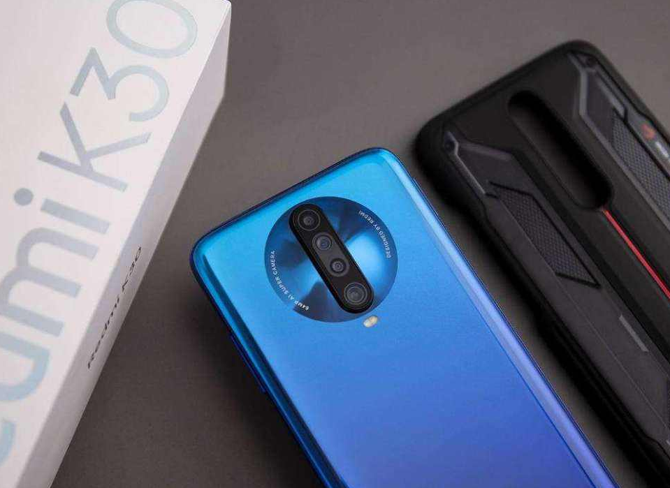 红米k30至尊纪念版屏幕很大，显示很细腻，震感强烈