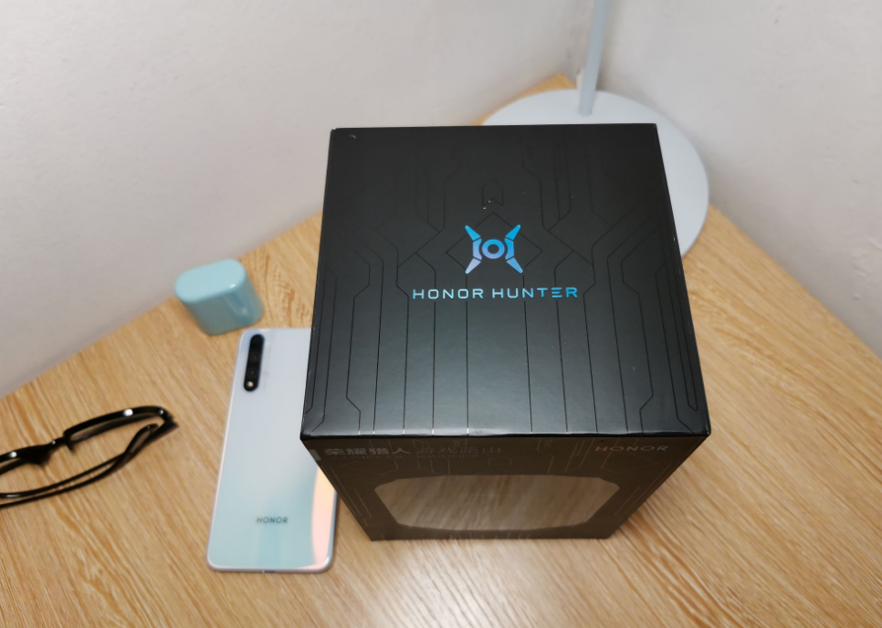 9月16日，荣耀发布了自己首款游戏本猎人V700