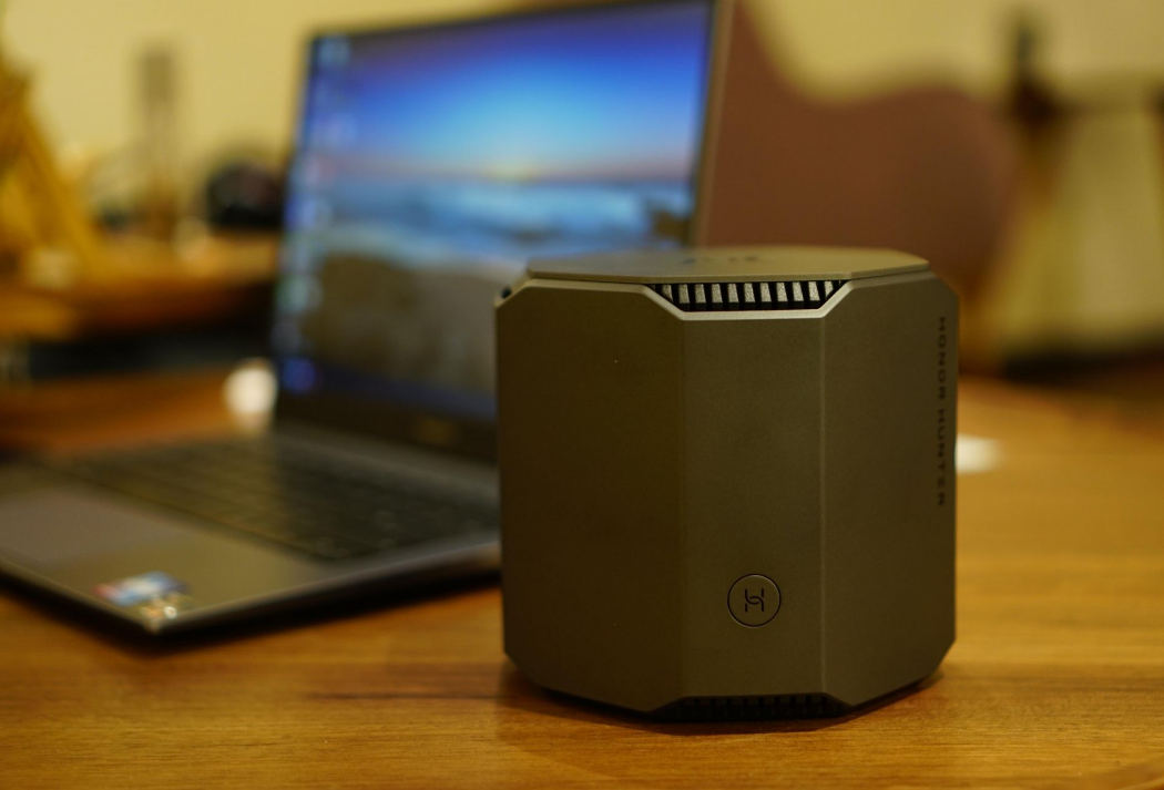 9月16日，荣耀发布了自己首款游戏本猎人V700