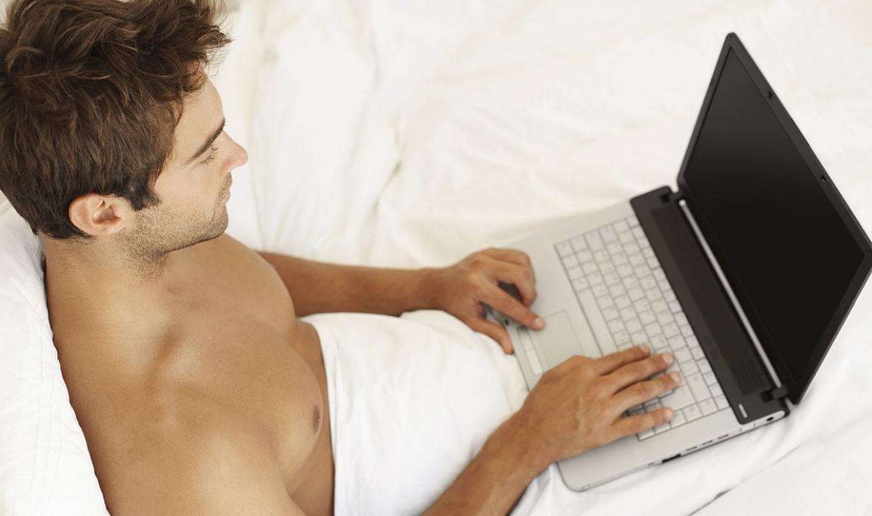 半夜偷看“不良网站”，以为没人知道？殊不知这3个坏影响已出现