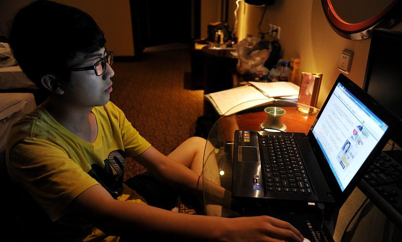 半夜偷看“不良网站”，以为没人知道？殊不知这3个坏影响已出现