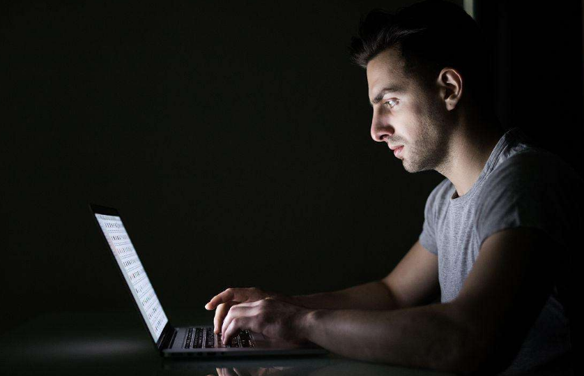 半夜偷看“不良网站”，以为没人知道？殊不知这3个坏影响已出现