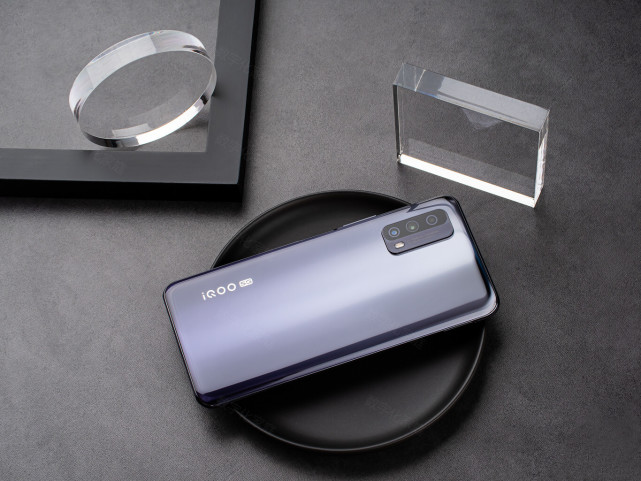 iQOO彻底拼了?天玑1000+144Hz,如今沦为千元机