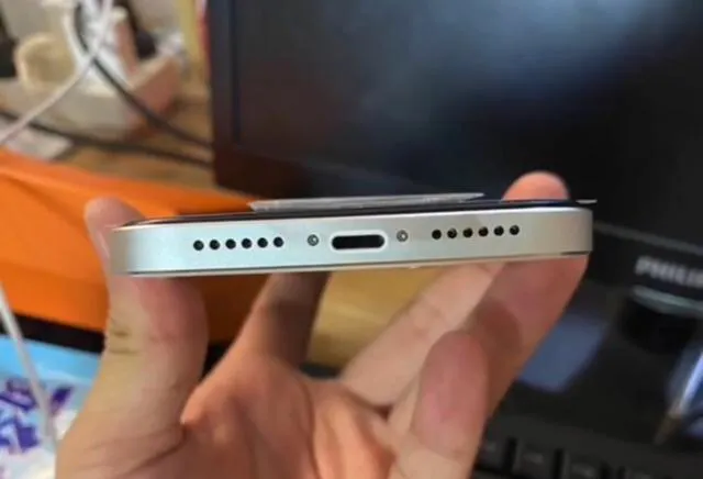 5.4英寸iPhone12mini上手,133克摸起来真舒服