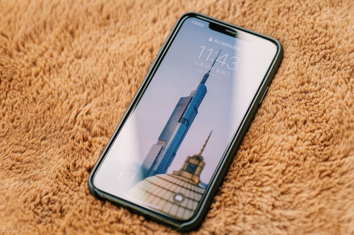 苹果手机的癌症终于爆发，小电池和没有高刷让苹果沦为差生