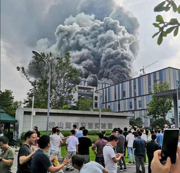 机情烩：突发：华为松山湖实验室起火 正在扑救中
